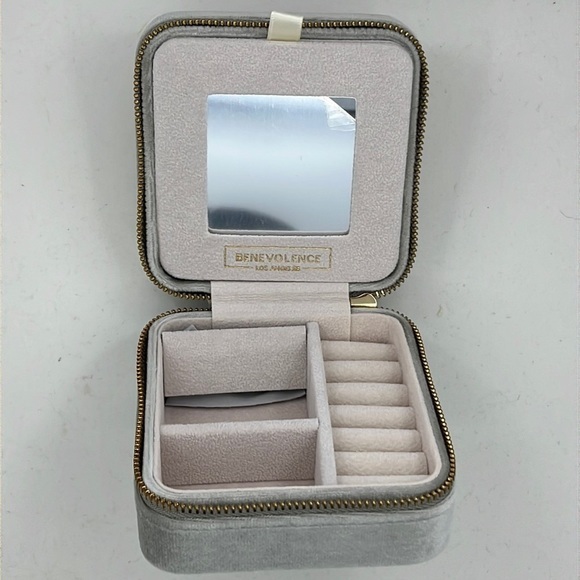 Velvet Sage: The Ultimate Travel Jewelry Box for Wanderlust Fashionistas! - Picture 7 of 13